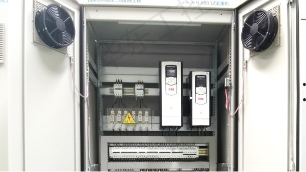 變頻控制柜內(nèi)部