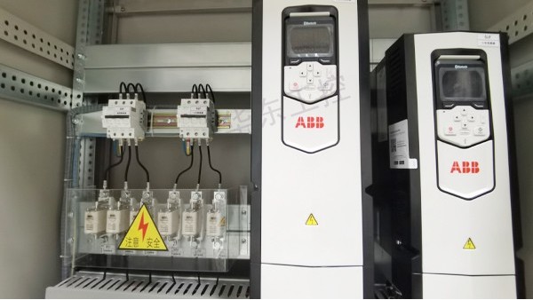 變頻柜內部